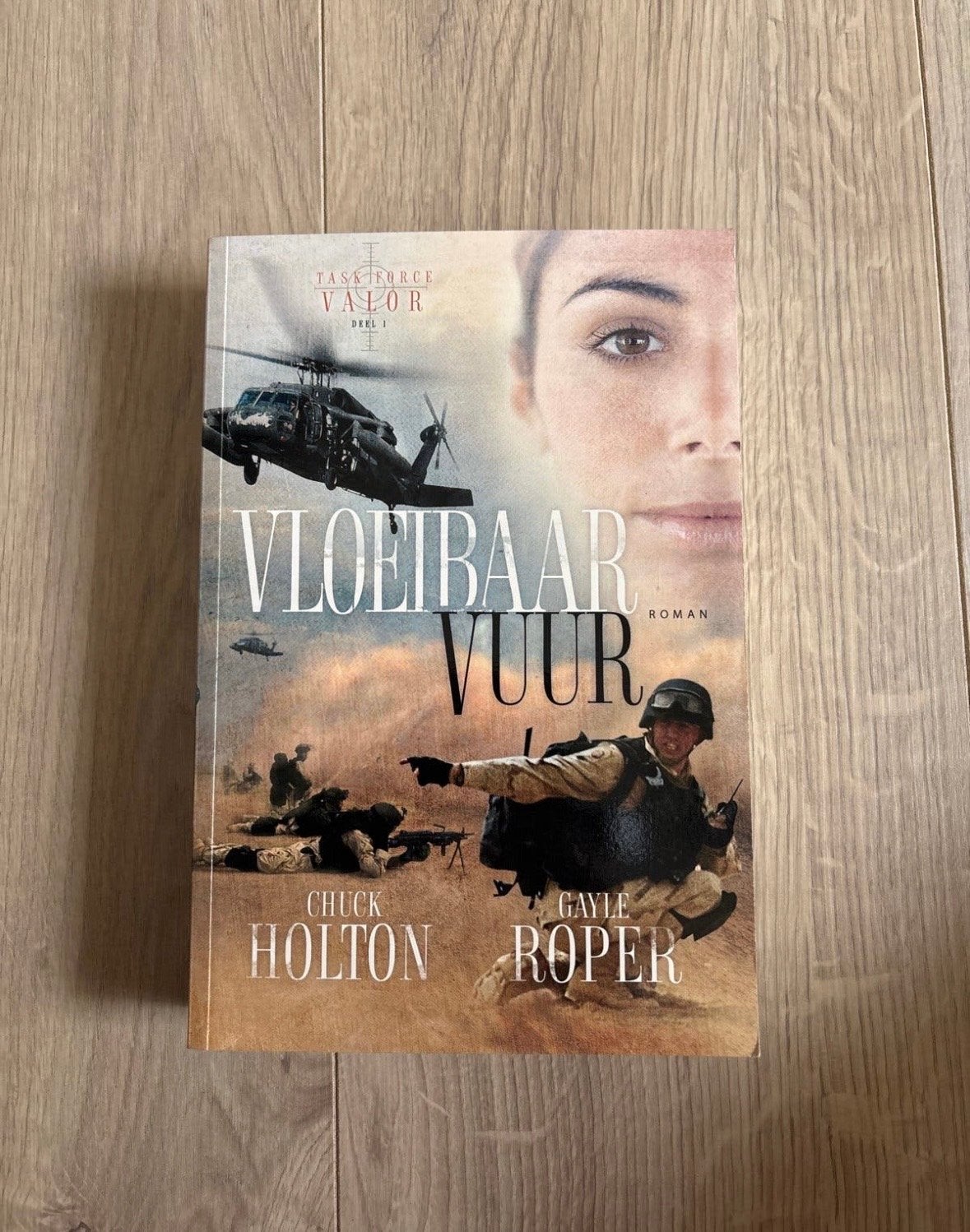 Vloeibaar Vuur - Task Force Valor Deel 1 - Chuck Holton, Ophalen of Verzenden, Zo goed als nieuw