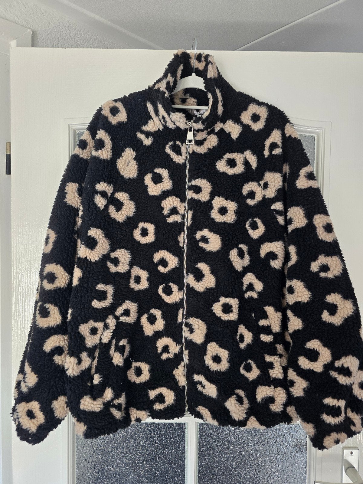 nieuw jas teddy panter zwart beige 42 44 46, Ophalen of Verzenden, Nieuw, Maat 42/44 (L), Zwart