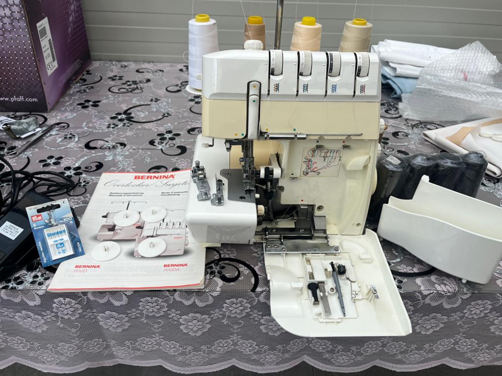 Bernina 1100DA Lockmachine, Hobby en Vrije tijd, Ophalen of Verzenden, Lockmachine, Bernina