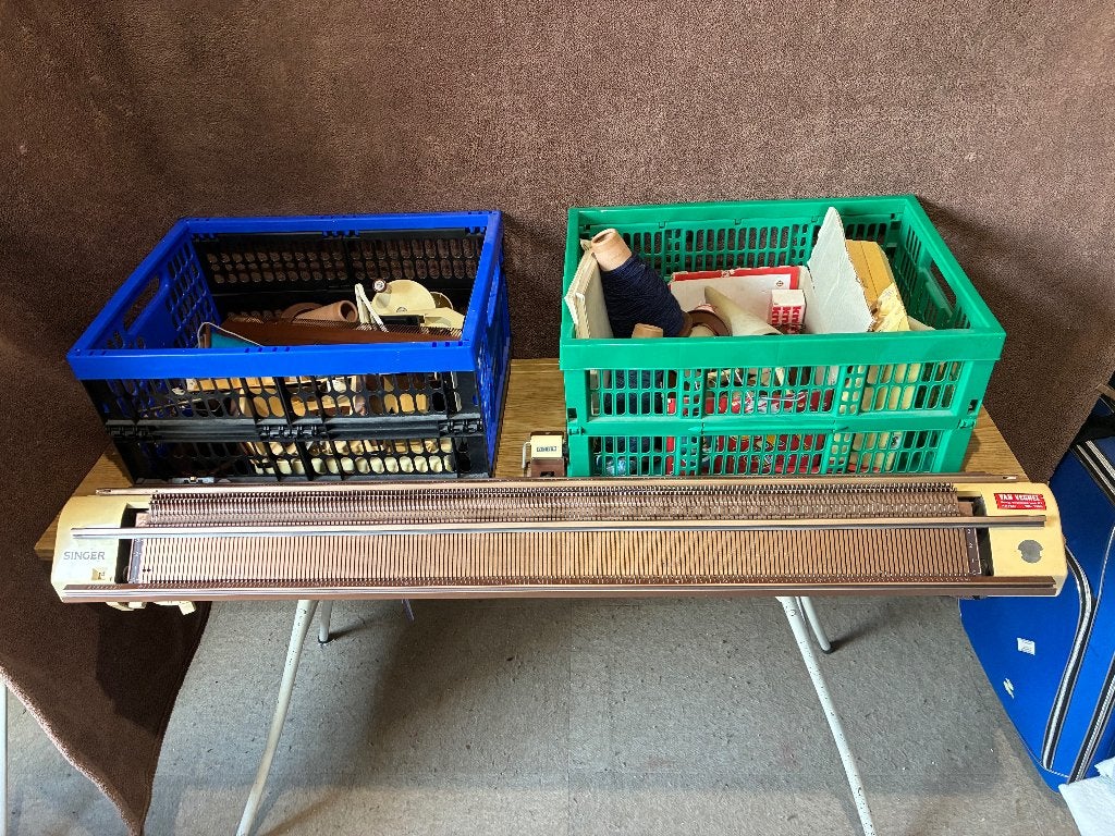 Singer dubbel beds Breimachine op opklapbare tafel, Ophalen, Gebruikt, Breien, Machine