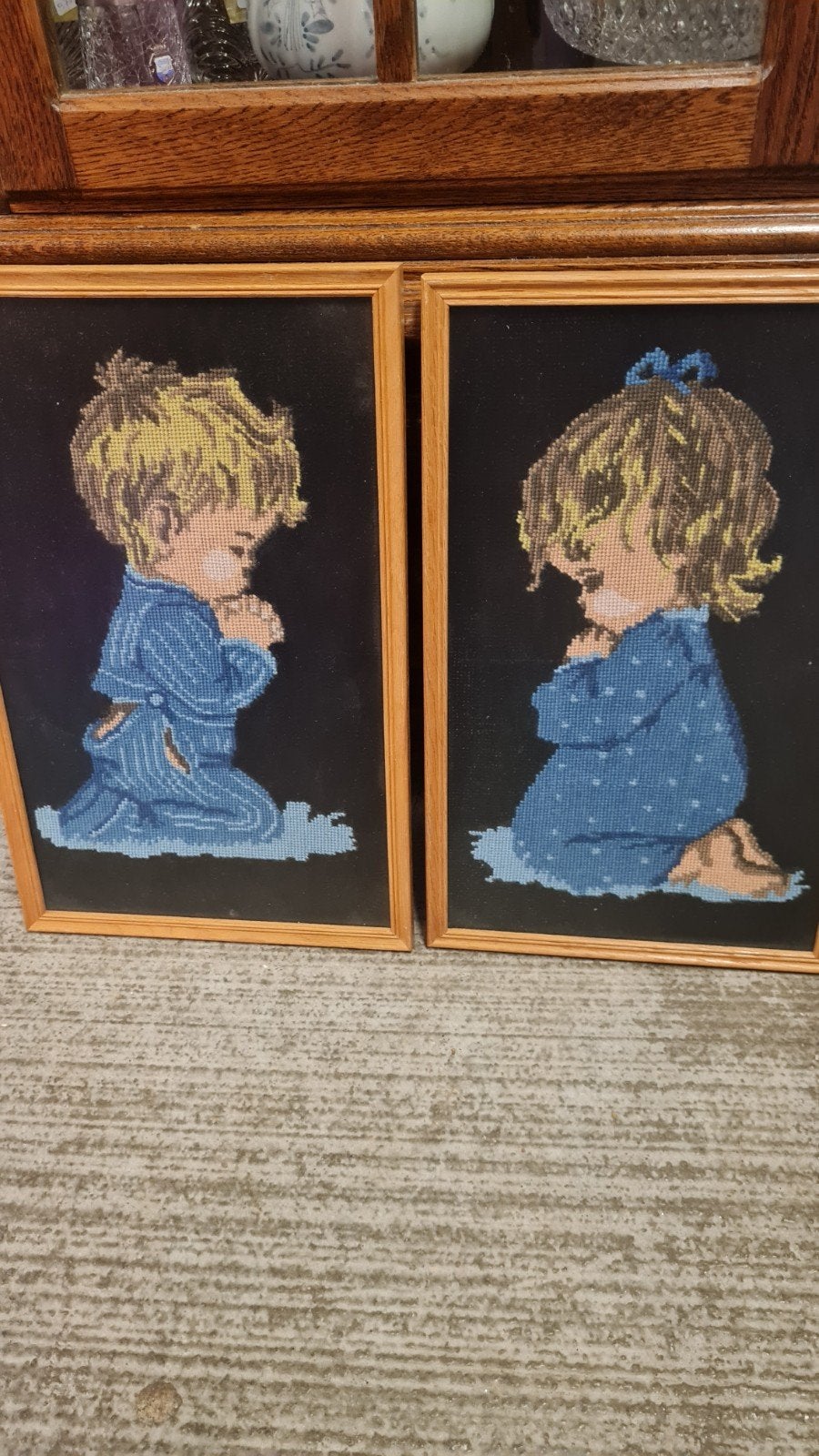 Geborduurde schilderijtjes biddend jongetje en meisje, Minder dan 50 cm, Gebruikt, Overige typen, Ophalen of Verzenden