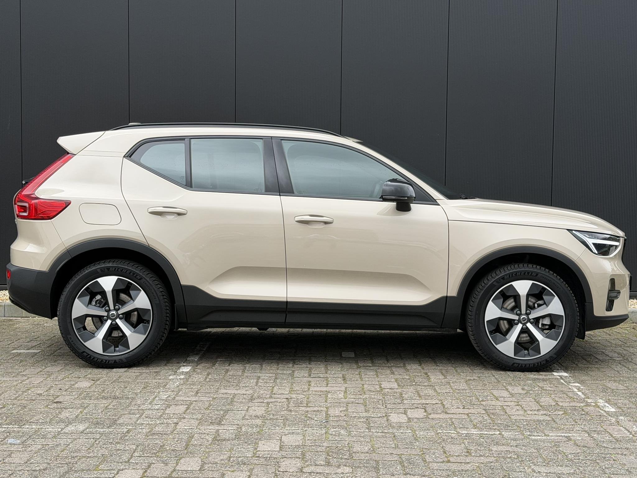 Volvo XC40 2.0 B4 Plus Dark Elektr. stoelverstelling / Harma, Gebruikt, 4 cilinders, Automatische klimaatregeling, Origineel Nederlands