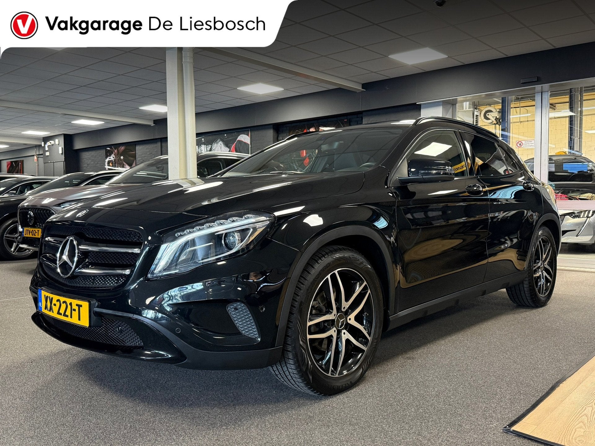 Mercedes-Benz GLA-klasse 200 Edition 1 / Panorama / Night pa, Auto's, Gebruikt, 715 kg, Leder en Stof, Zwart