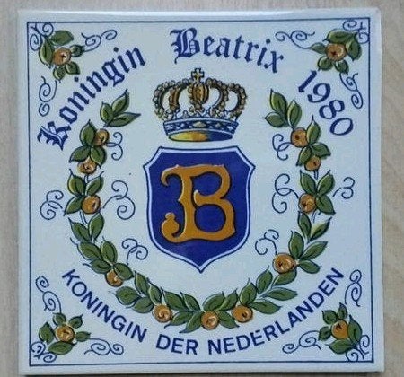 Tegel Koningin Beatrix 1980 - 15x15 cm, Antiek en Kunst, Antiek | Wandborden en Tegels, Ophalen