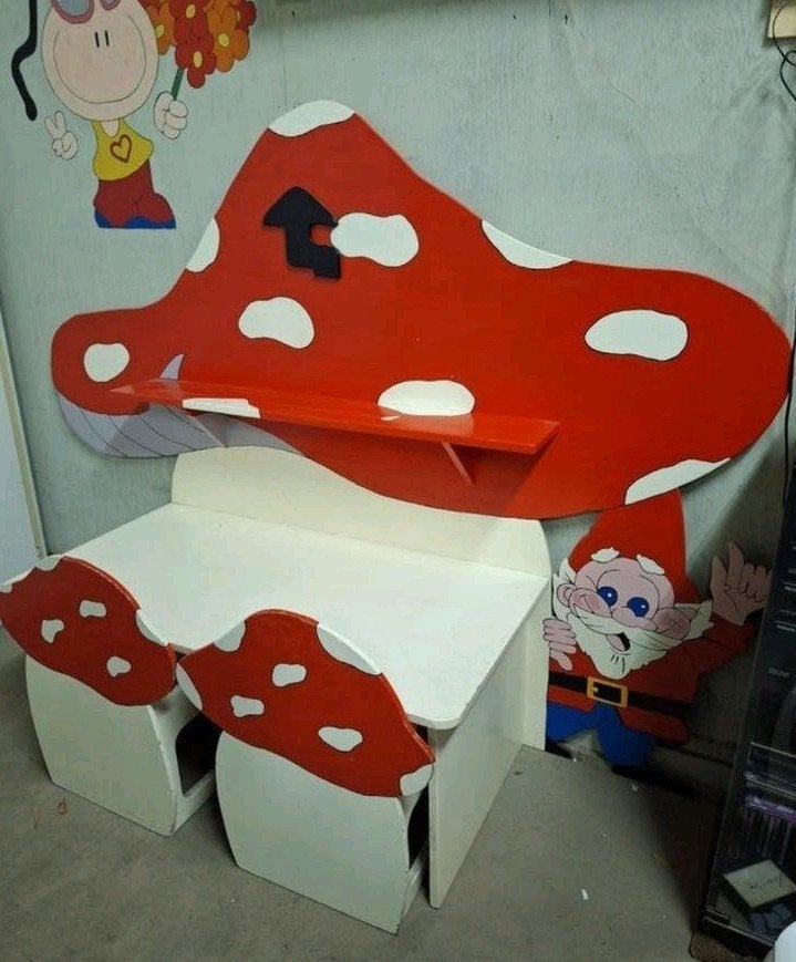 Handgemaakte kinderspeeltafel met 2 degelijke stoelen, Ophalen of Verzenden
