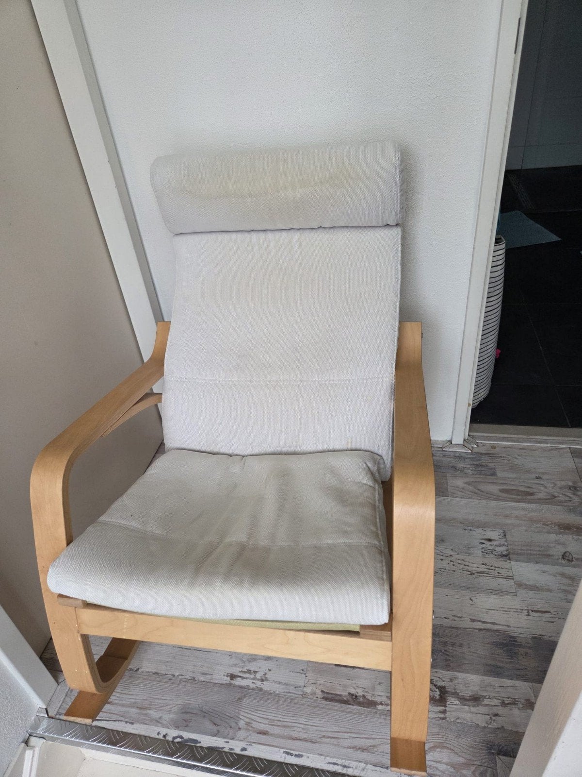 IKEA Poäng Schommelstoel met beige kussen, Huis en Inrichting, Fauteuils, Ophalen, Gebruikt, Modern, Scandinavisch, 75 tot 100 cm