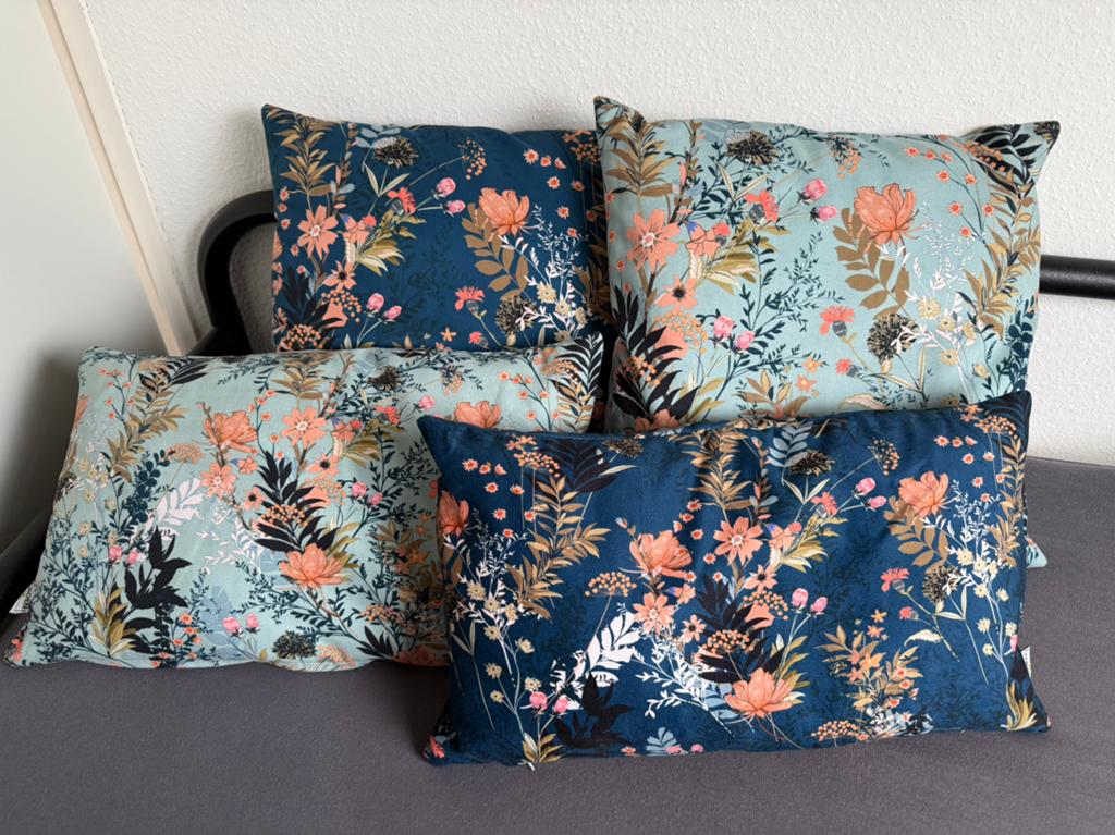 Velvet stof sierkussen set van 4, blauw met bloemen NIEUW!, Ophalen of Verzenden, Nieuw, Blauw, Vierkant