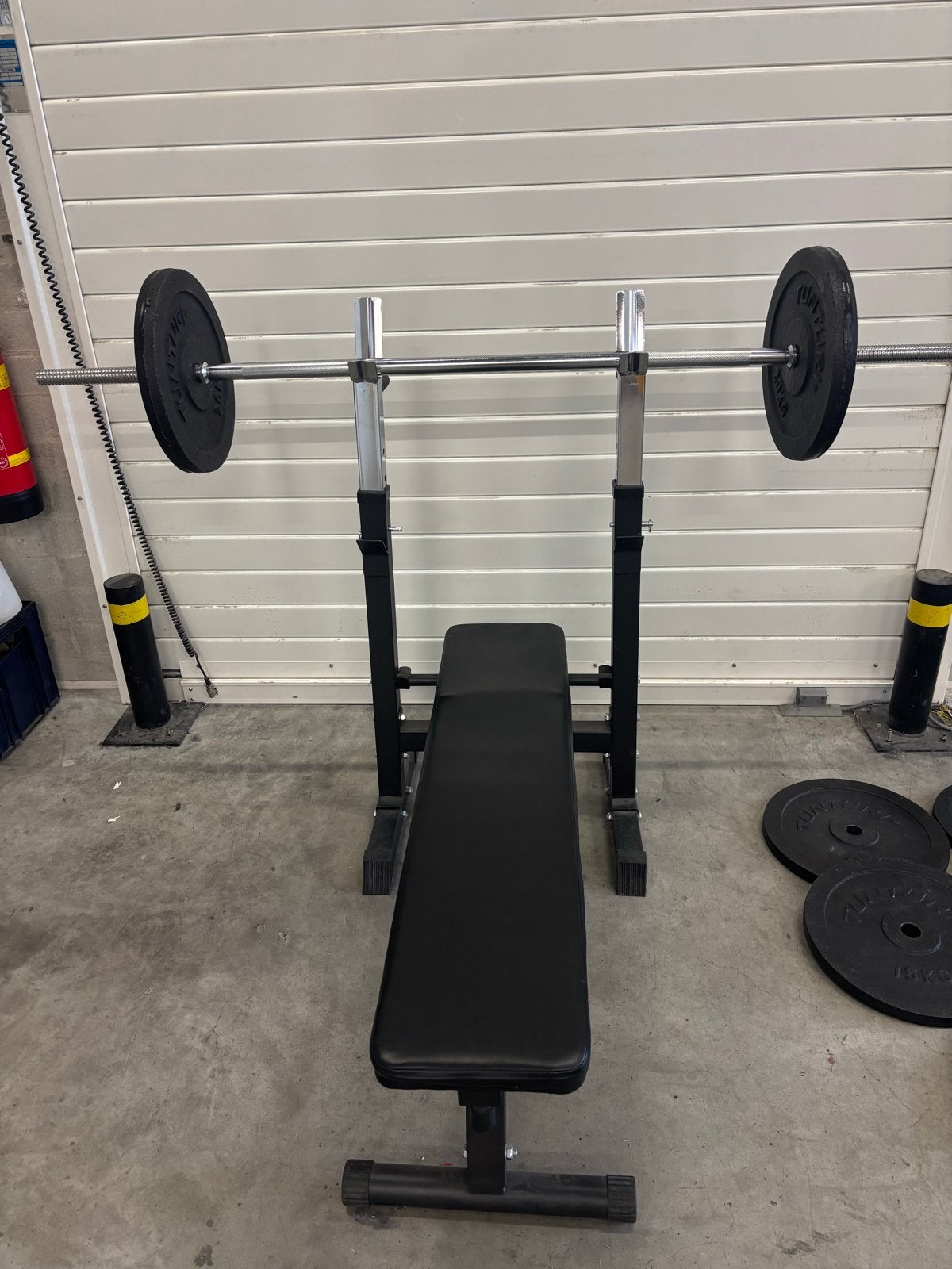 Fitnessbank met halterstang en diverse gewichten, Ophalen, Gebruikt, Armen, Fitnessbank