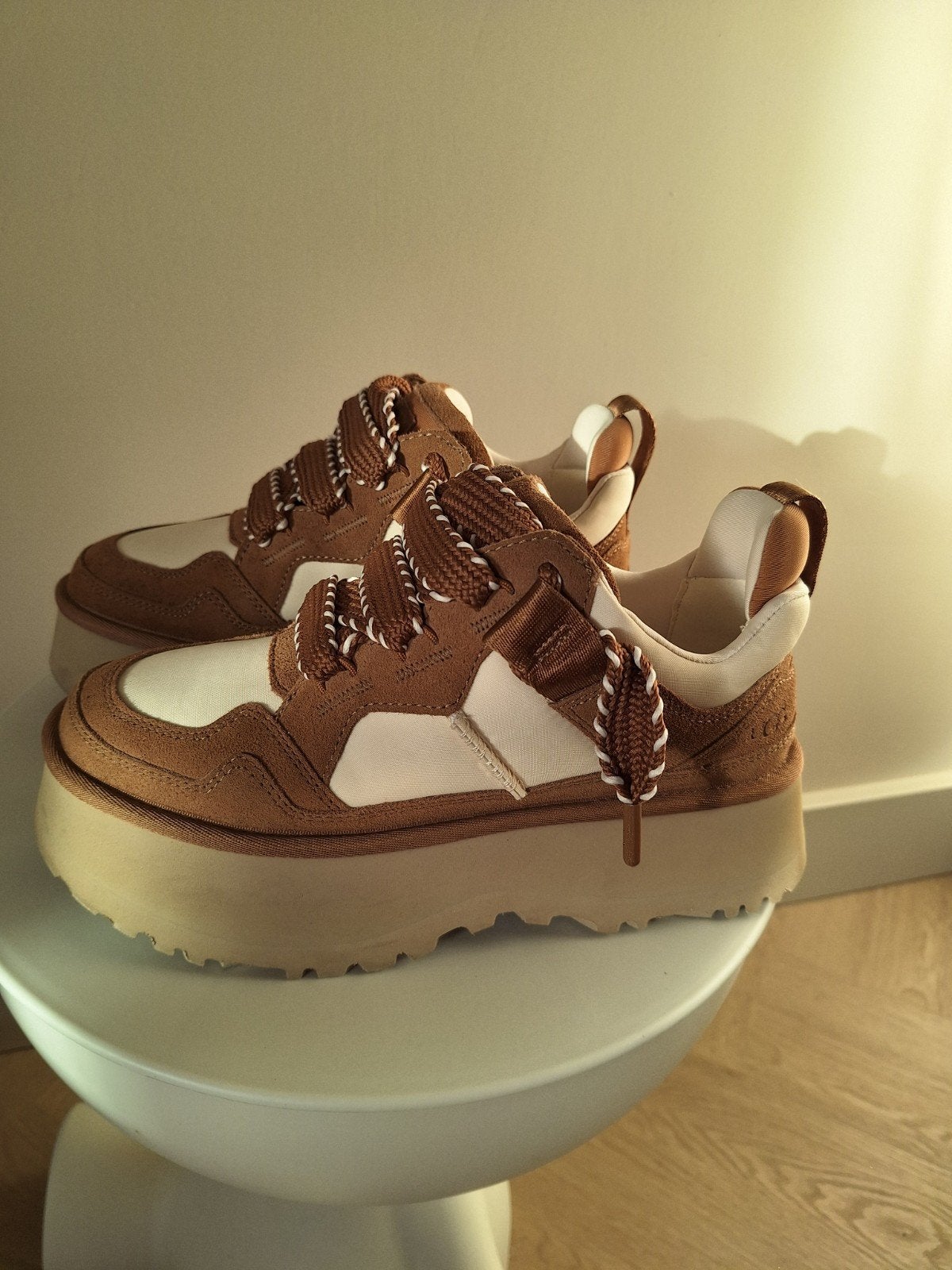 Nieuwe UGG Astromel sneakers maat 39, UGG, Bruin, Nieuw, Ophalen of Verzenden