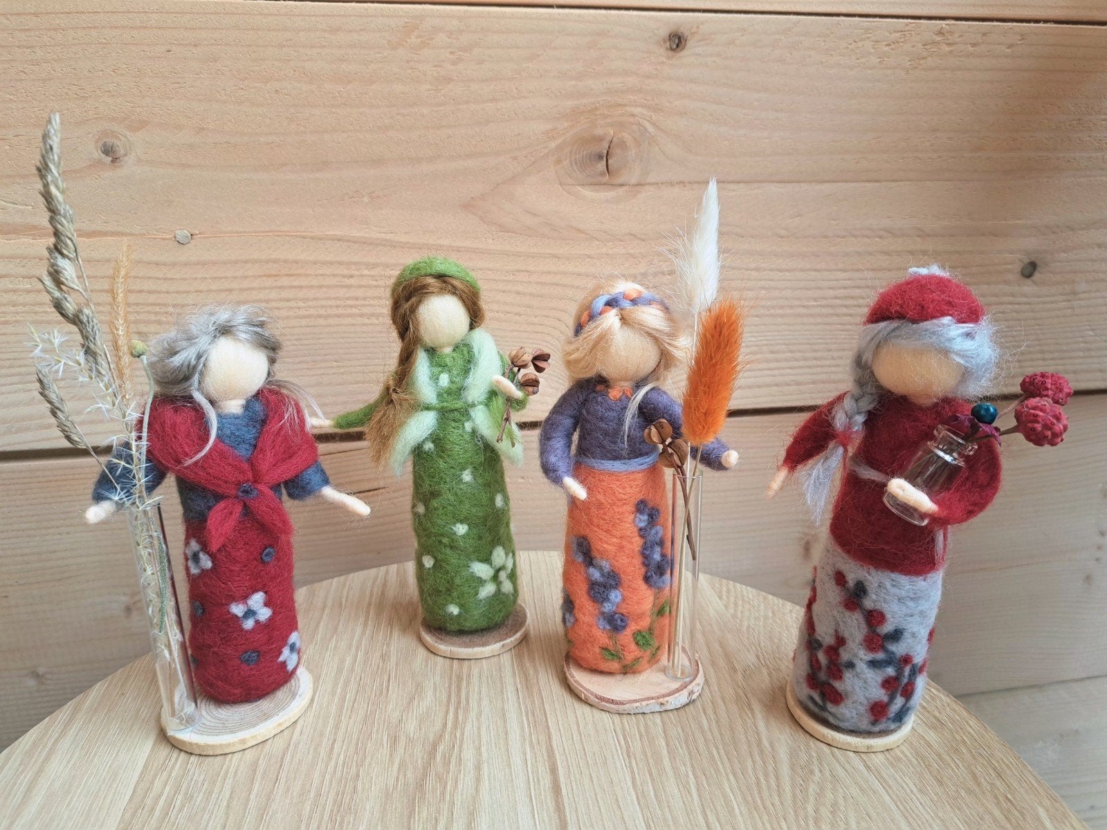 seizoenstafel jaartafel herfstmeisjes wolnaaldvilt woonkamer, Hobby en Vrije tijd, Ophalen of Verzenden, Nieuw, Figuurtje(s), Wolvilt