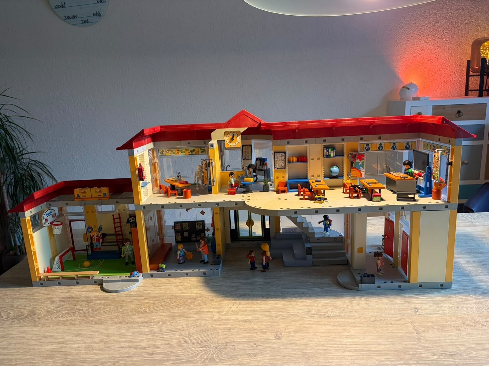 Playmobil Grote School met Inrichting en Gymzaal, Ophalen, Zo goed als nieuw, Bouwen