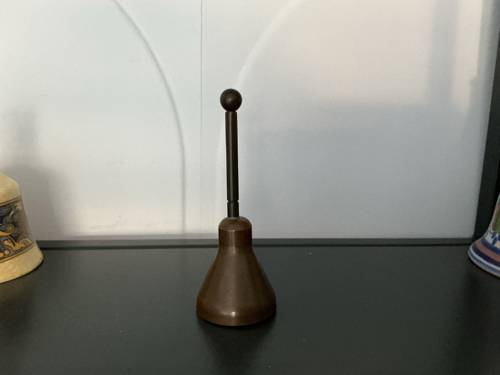 Antieke bronzen tafelbel met lange steel, Ophalen of Verzenden, Brons