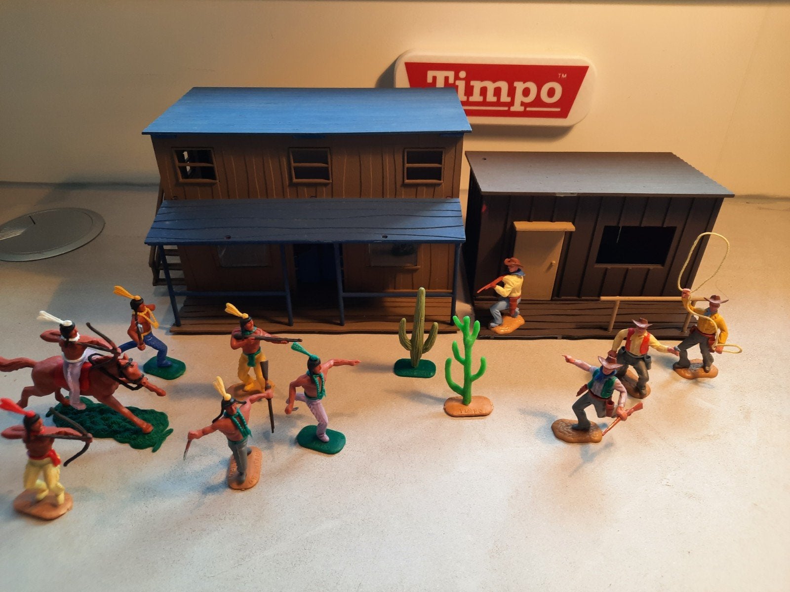 Timpo saloon, bank, cowboys en indianen, Ophalen of Verzenden