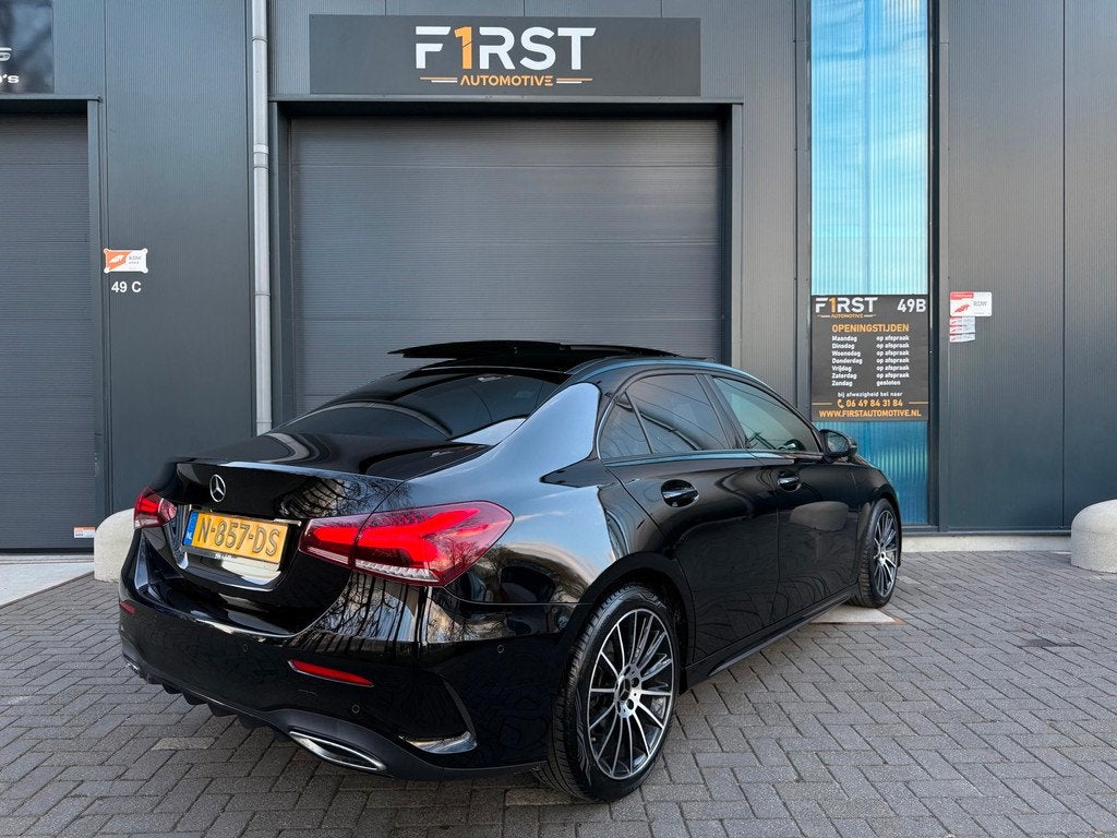 Mercedes-Benz A-klasse 200 AMG Line Aut Pano Sfeer Camera, Gebruikt, 4 cilinders, 1290 kg, Bedrijf