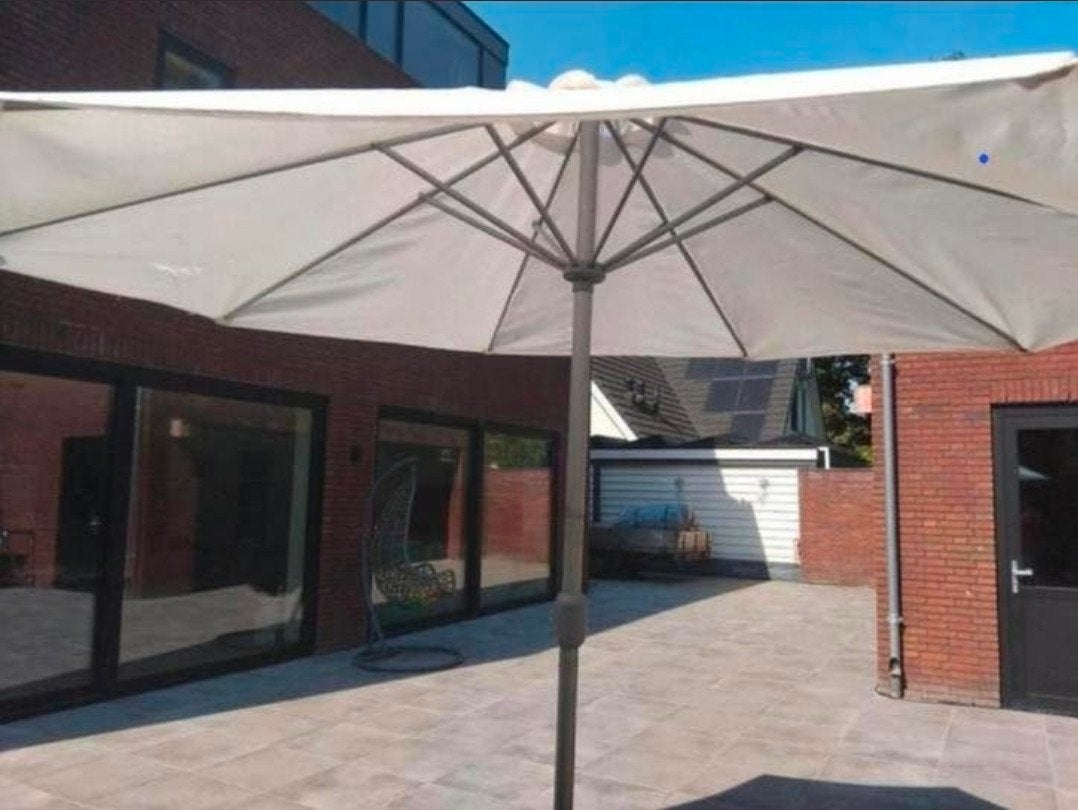 Oude parasol zonder voet doek is wat beschadigd zie foto

Pr, Ophalen of Verzenden, Gebruikt, Stokparasol