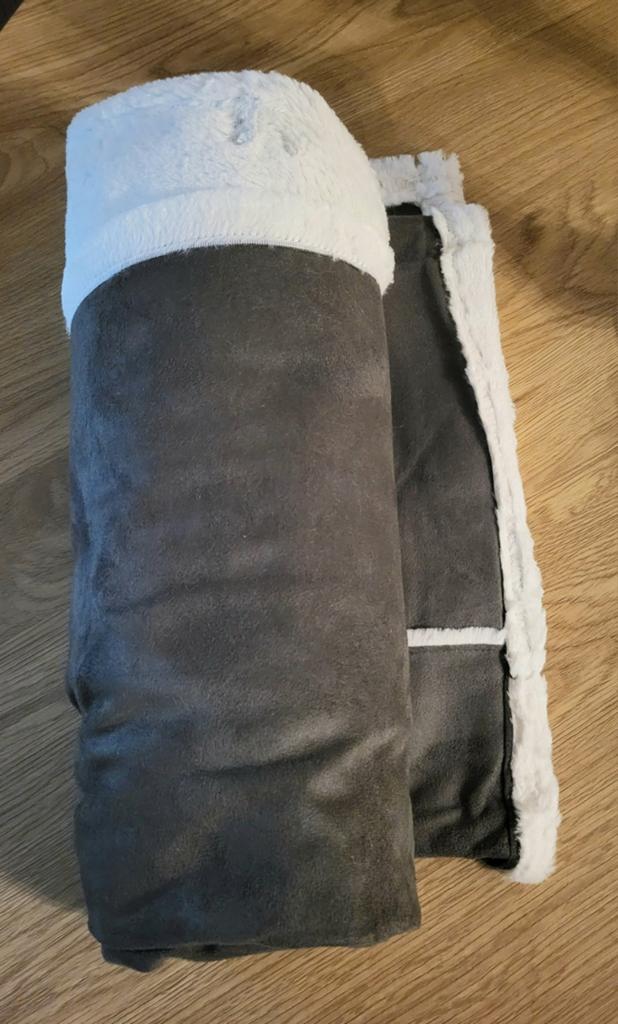 Zacht plaid grijs/wit, Huis en Inrichting, Woonaccessoires | Plaids en Woondekens, Ophalen, Zo goed als nieuw