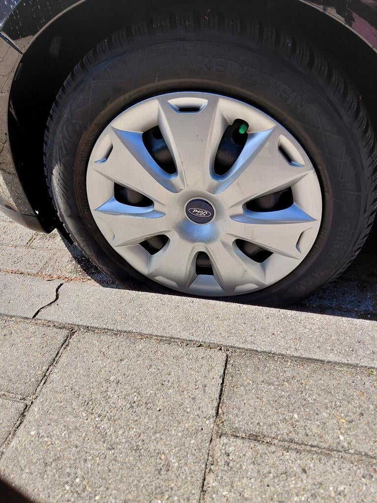 16" winterbanden + staal wielen en orginele ford wieldoppen., Auto diversen, Wieldoppen, Ophalen