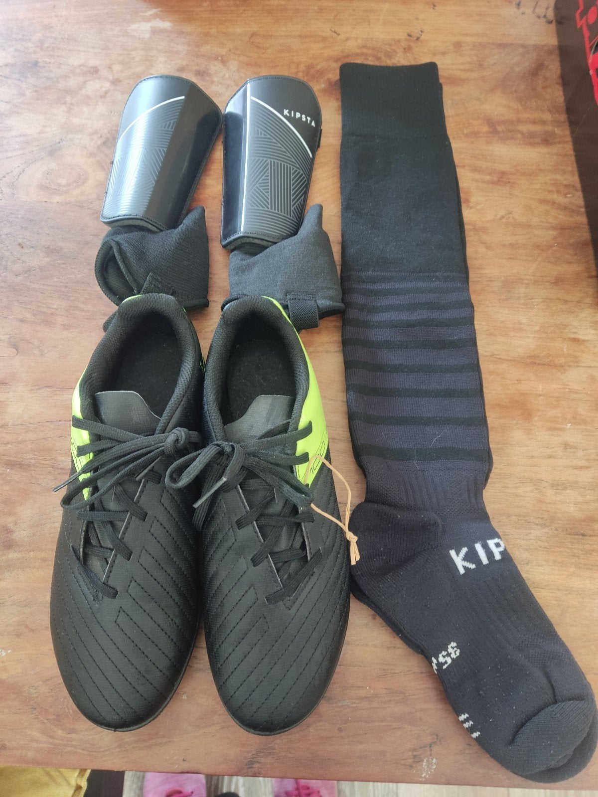 Voetbalset: schoenen, sokken en beschermers (maat 38), Maat XS of kleiner, Schoenen, Ophalen of Verzenden, Zo goed als nieuw