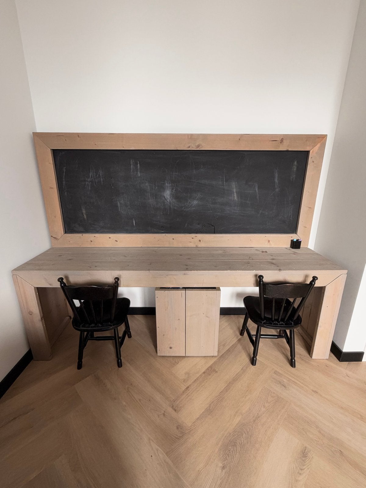 Kinderbureau met krijtbord, 2 stoelen en opbergbak, Kinderen en Baby's, Ophalen of Verzenden, Gebruikt, Tafel(s) en Stoel(en)