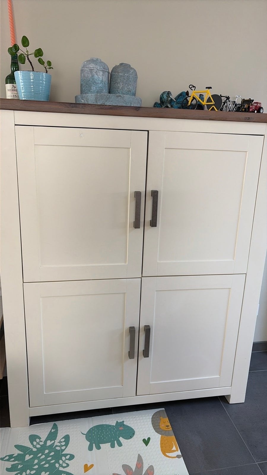 Crèmekleurige kast met houten blad en 4 deuren, Huis en Inrichting, Ophalen, Gebruikt