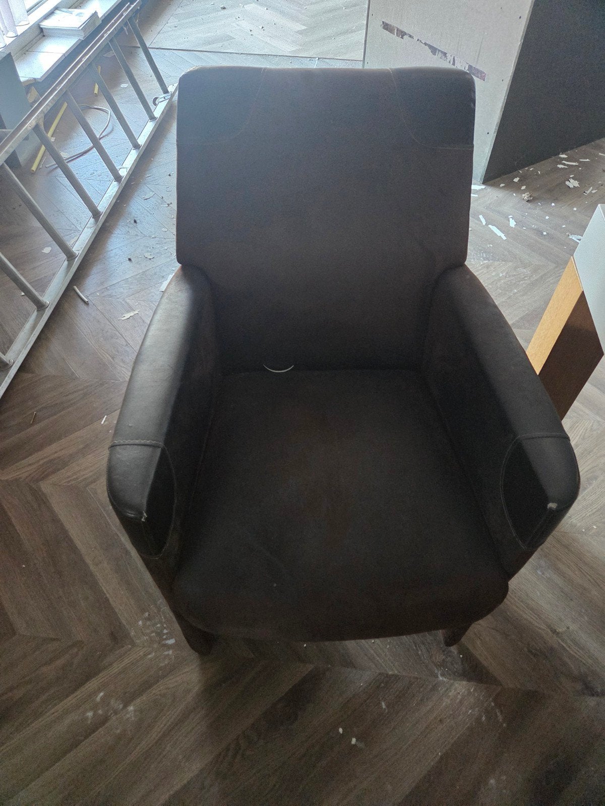 Set van 4 bruine stoelen en Tafel met gebruikssporen, Ophalen, Gebruikt, Rechthoekig, 50 tot 100 cm