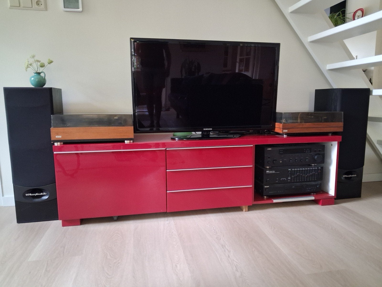 Ikea tv meubel rood 180 cm breed, Huis en Inrichting, Kasten | Televisiemeubels, Ophalen, Overige materialen, 150 tot 200 cm, Zo goed als nieuw