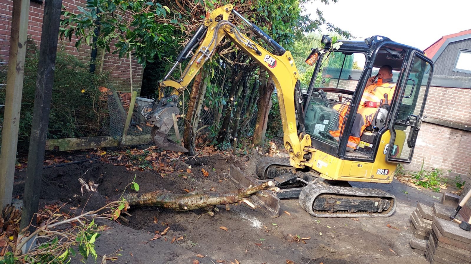 Minigraver met machinist | Grondwerk, Tuinwerk & Bestrating