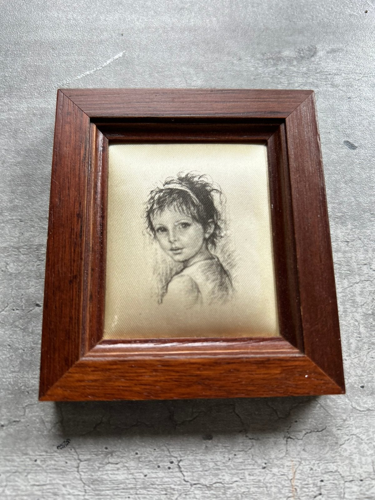 Vi tage lijstje met stoffen meisje, 9 x 8 cm, Ophalen of Verzenden