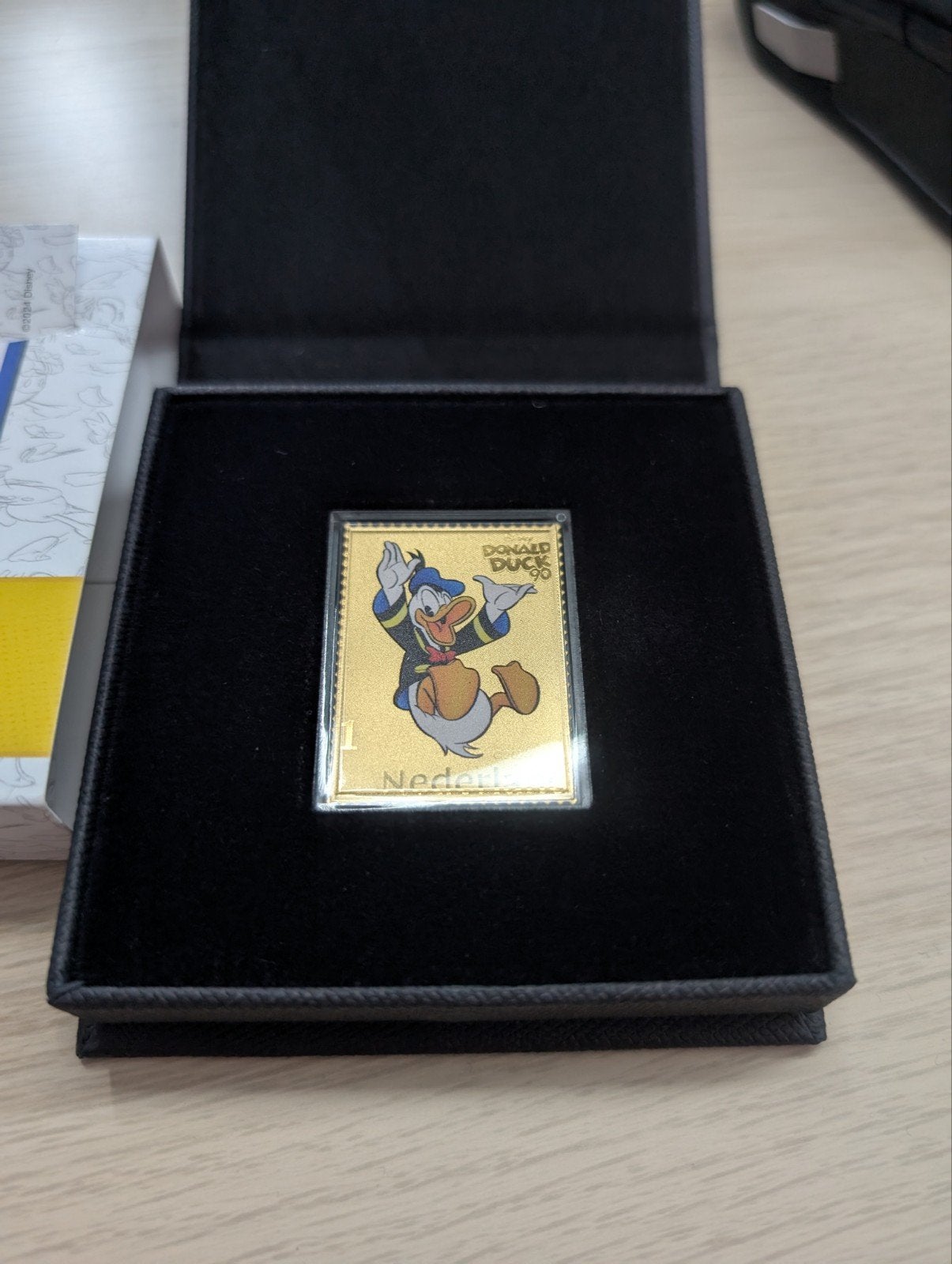Disney Donald Duck 90 Jaar Gouden Postzegel, Verzamelen, Disney, Ophalen of Verzenden, Donald Duck, Nieuw, Beeldje of Figuurtje