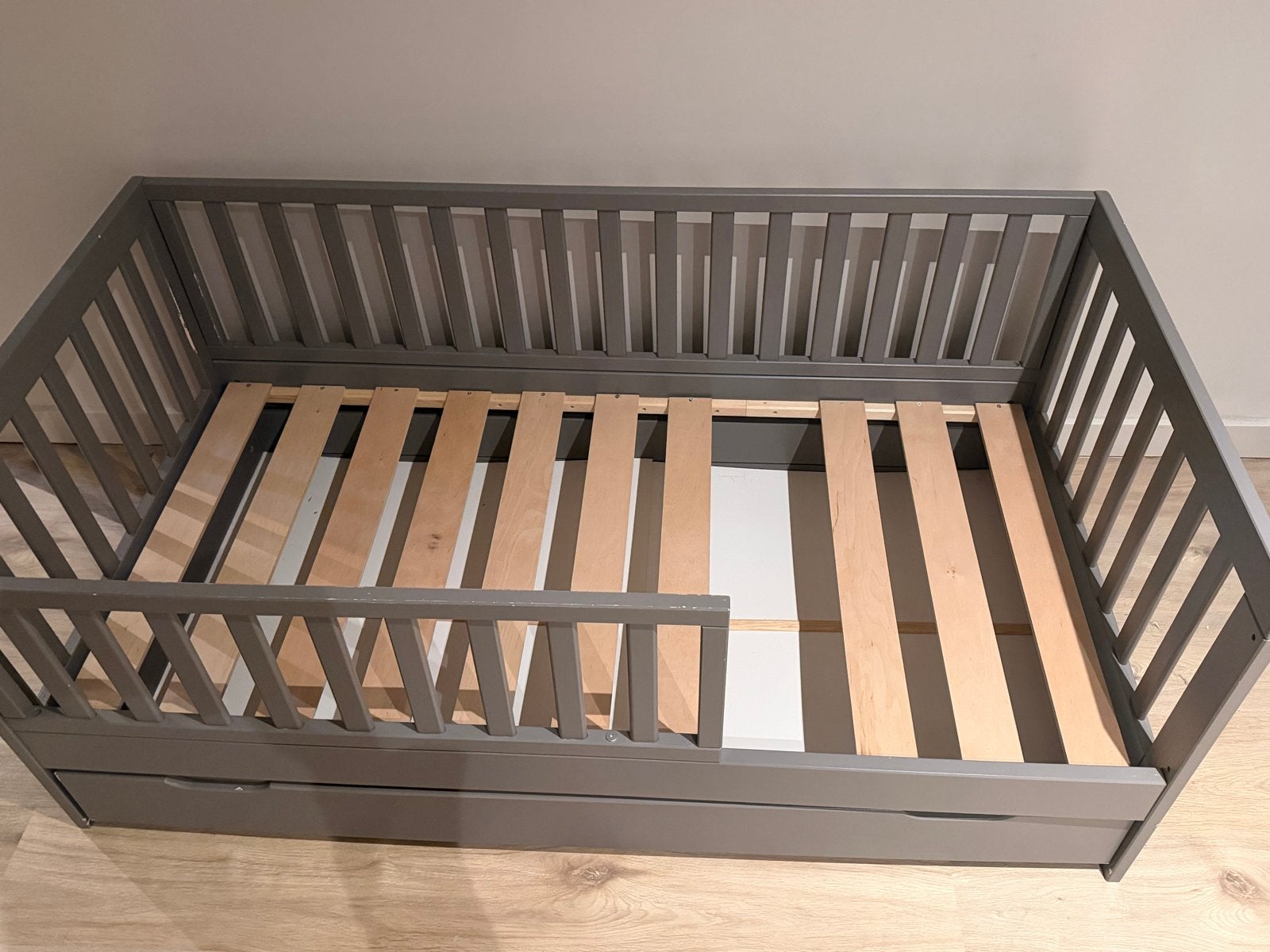 Grijs kinderbed met lattenbodem en opberglades, Ophalen, Gebruikt, 70 tot 85 cm, Lattenbodem