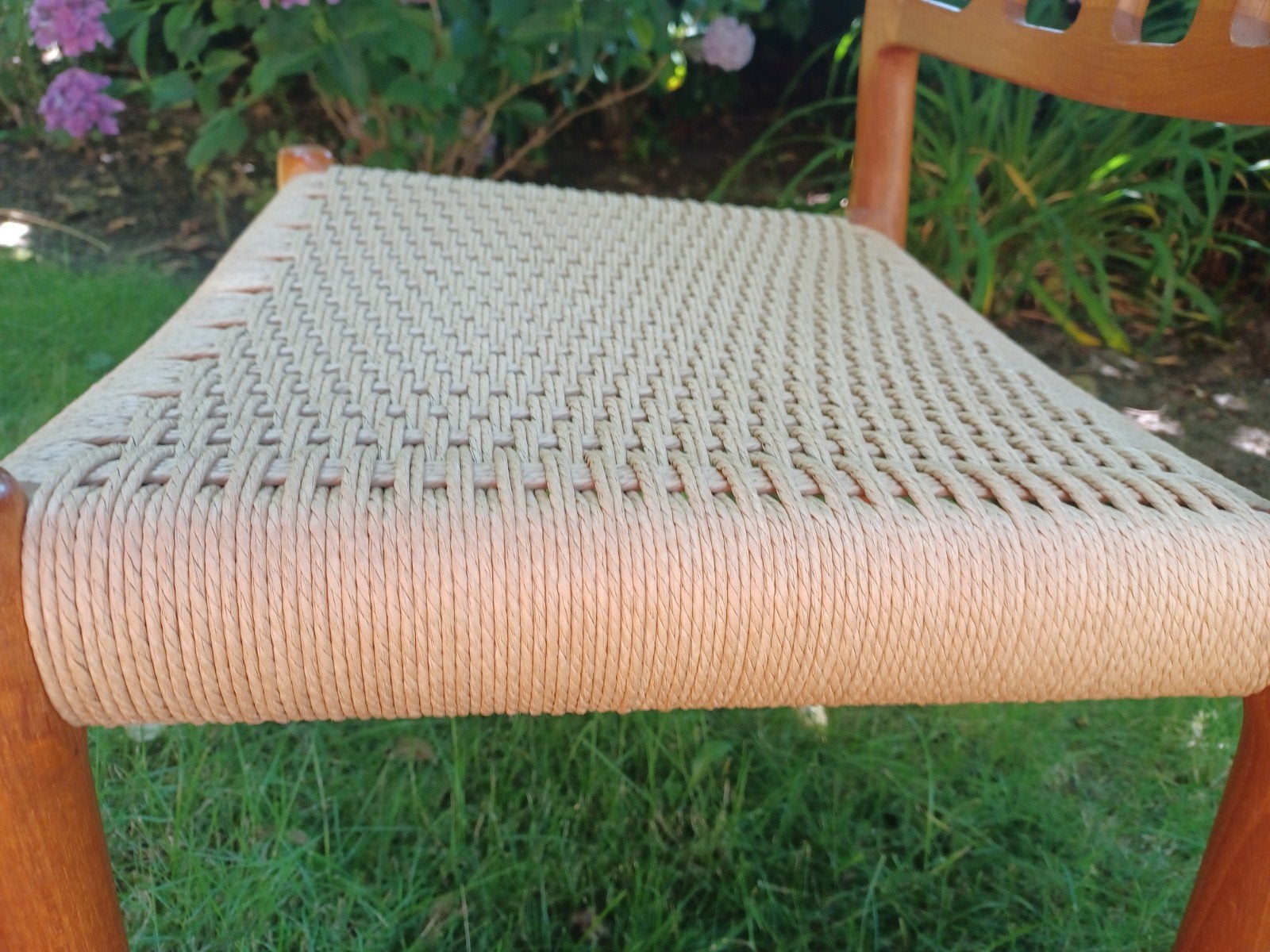 J.L. Møller Model 83 Eetkamerstoel - Teak & Papercord €275,-, Ophalen