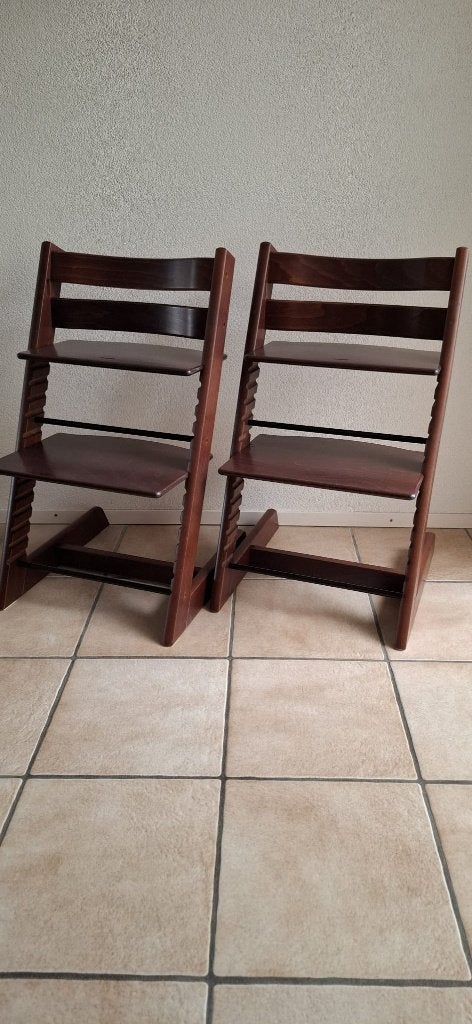 Stokke stoel walnoot nieuw model in nieuwstaat, Ophalen, Zo goed als nieuw, Meegroeistoel