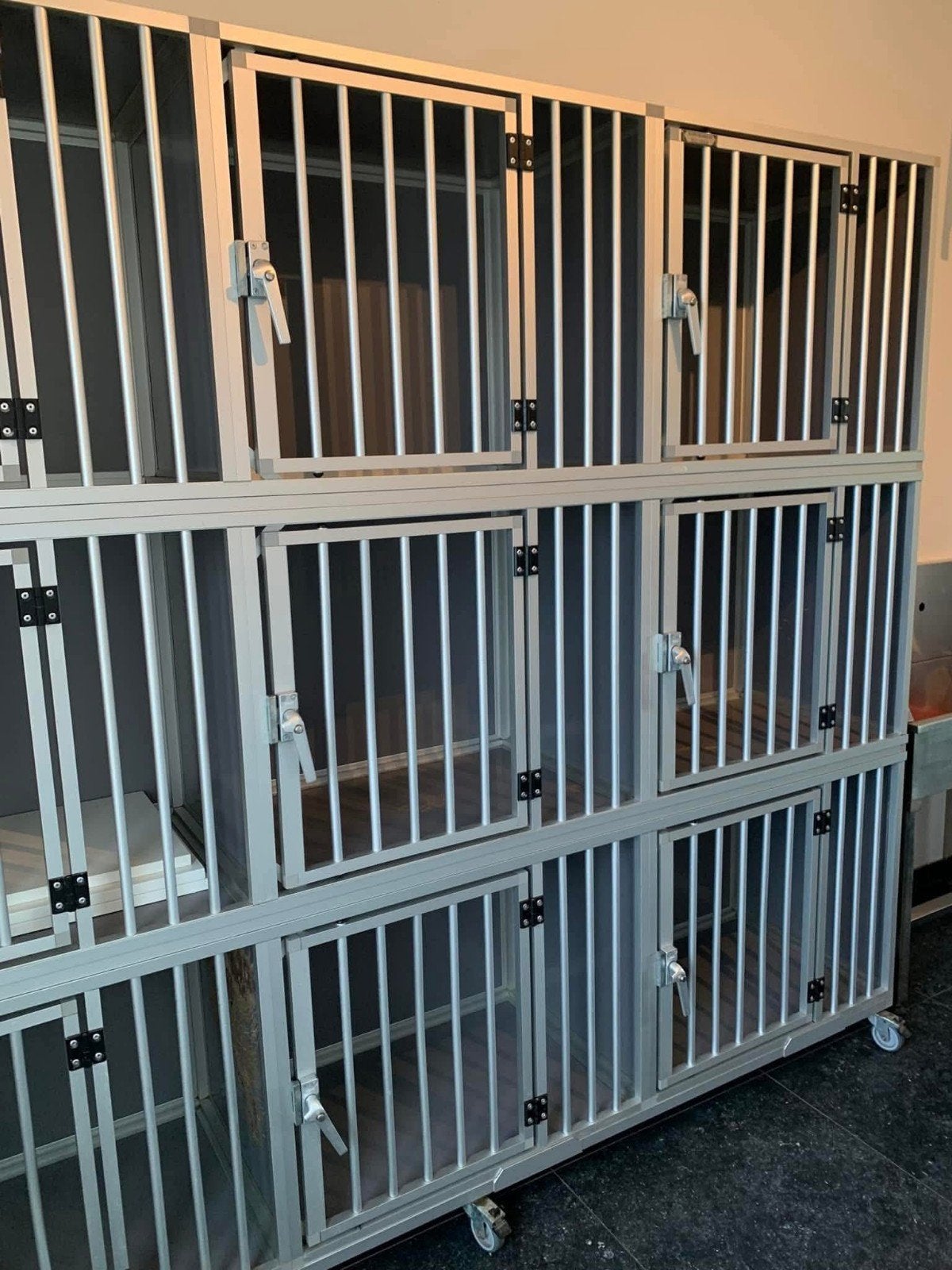 aluminium hondenbenchen 3 kooien 228lx67hx50d, Ophalen, Gebruikt