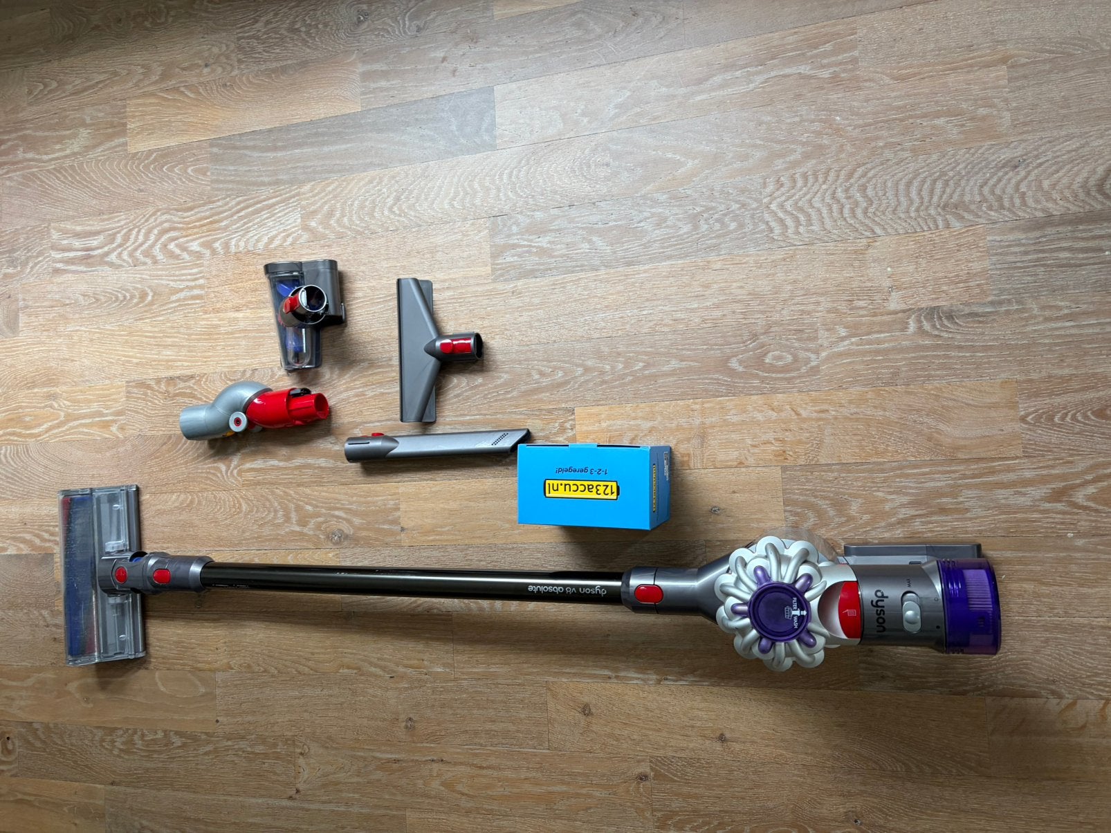 Dyson V8 absolute, Witgoed en Apparatuur, Stofzuigers, Ophalen, Zo goed als nieuw