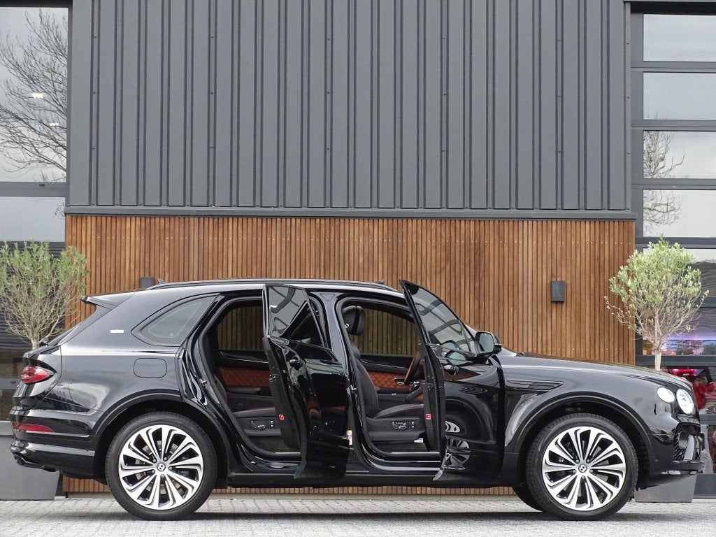 Bentley Bentayga 4.0 V8 550PK VIP First Edition, Auto's, Automaat, Bentayga, Gebruikt, Zwart