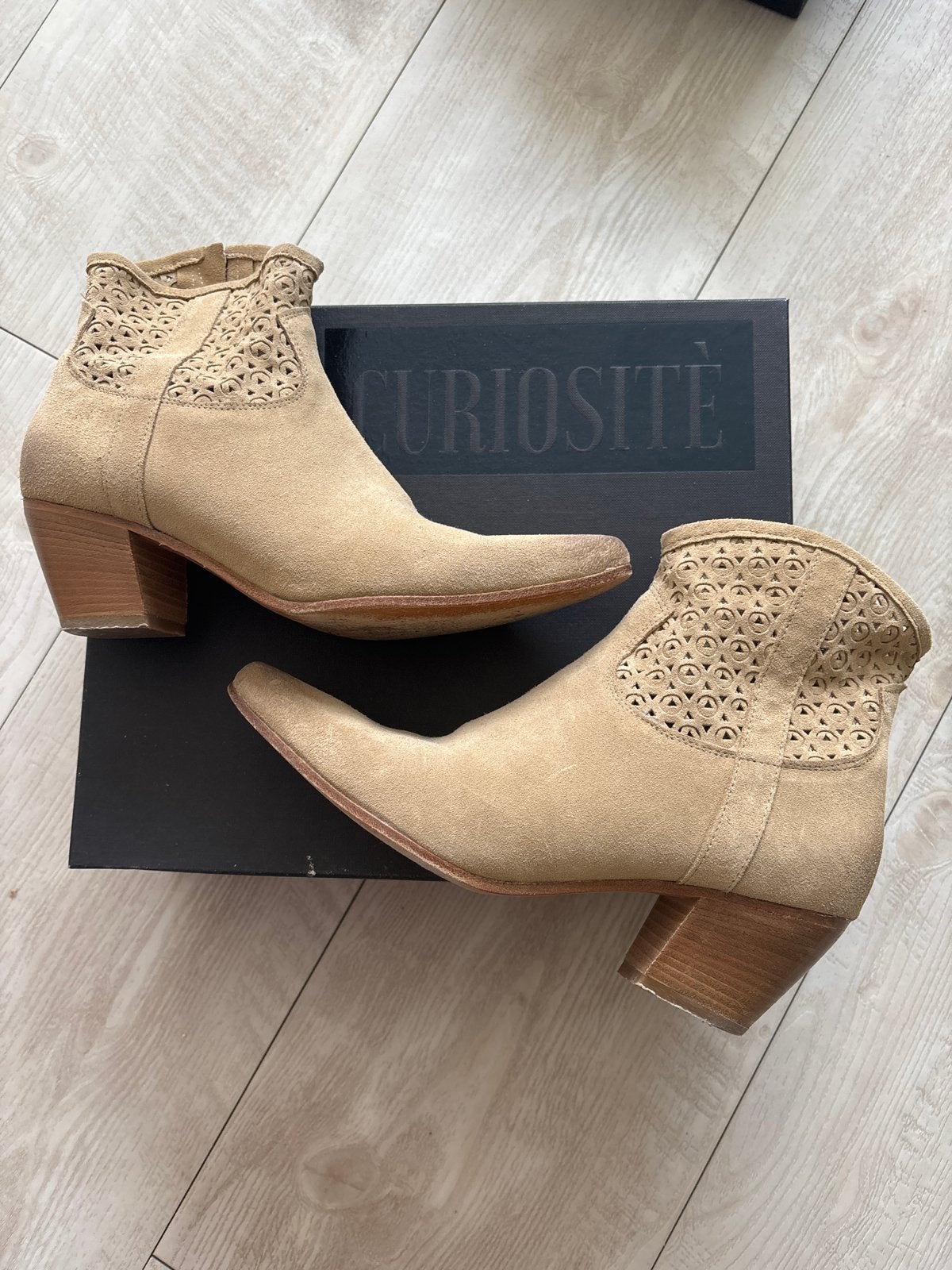 Curiosité suède enkellaarsjes - 1x gedragen, Kleding | Dames, Schoenen, Ophalen of Verzenden, Zo goed als nieuw, Beige, Lage of Enkellaarzen
