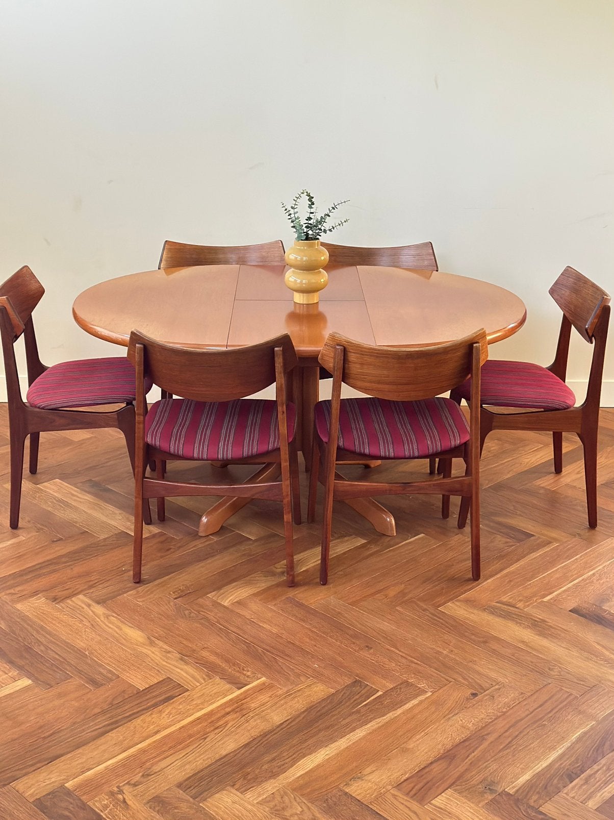 Vintage eetkamertafel rond/ovaal hout jaren 50/60/70, Ophalen, Gebruikt, 100 tot 150 cm, Vijf personen of meer