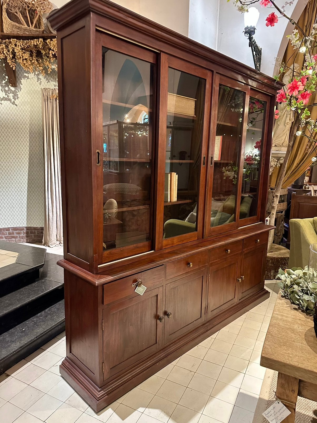 Masief houten vitrine kast, 2 delig met schuifdeuren, Ophalen, 200 cm of meer, Info@ilfienile.nl, Zo goed als nieuw