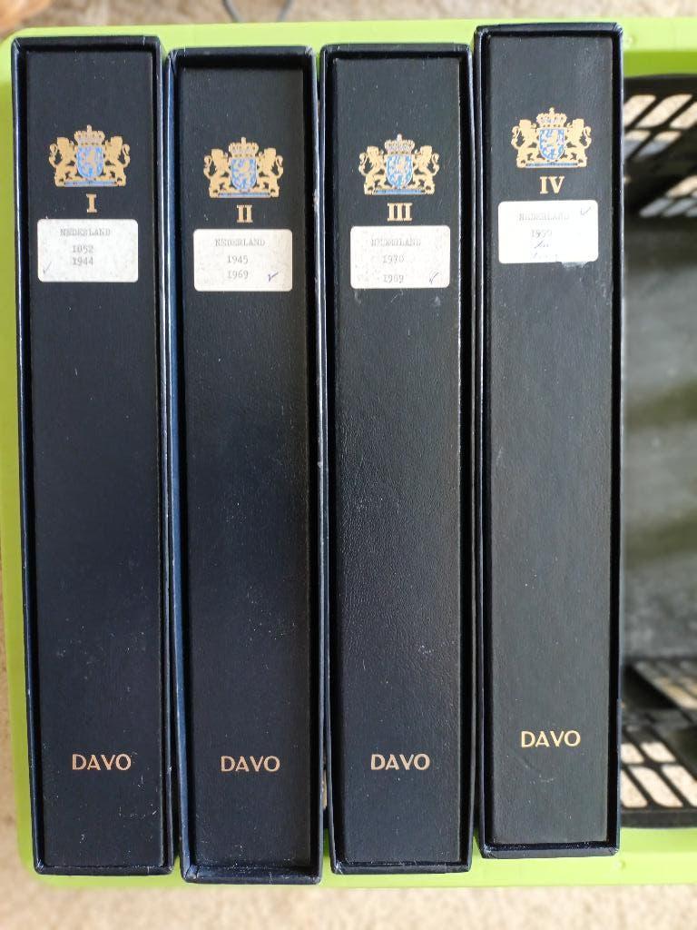 DAVO Deluxe gewatteerde albums I, II, III en IV > met zegels, Postzegels en Munten, Postzegels | Nederland, Verzenden, Na 1940
