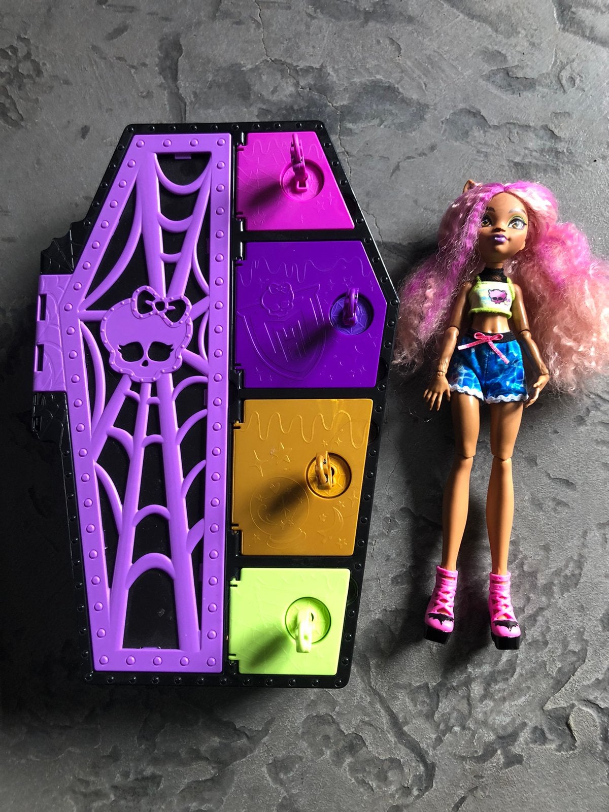 Montster high dolls met  kasten en bed mattel, Verzamelen, Poppen, Ophalen, Zo goed als nieuw, Fashion Doll