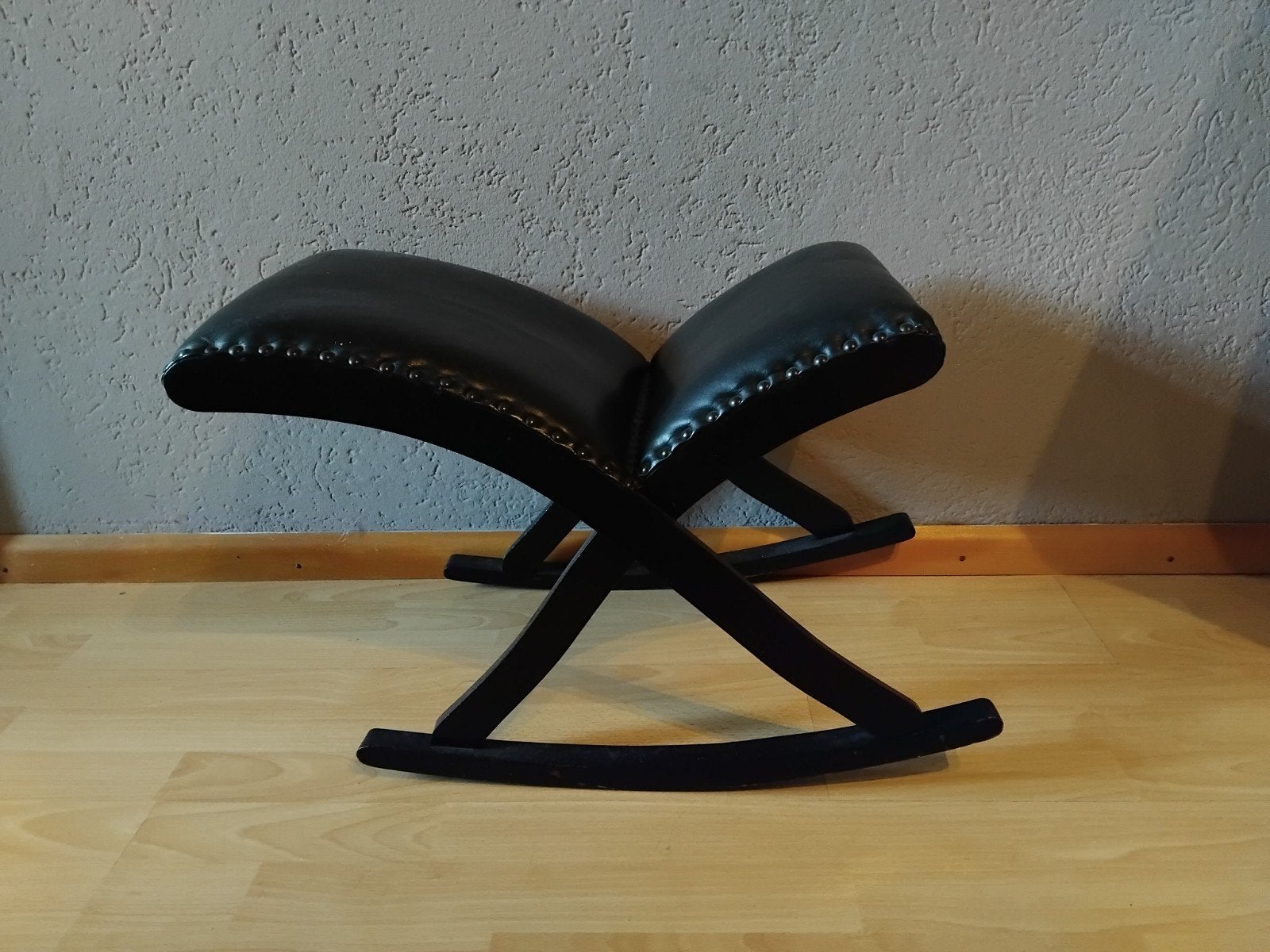 Zwart leder voetebankje, Minder dan 50 cm, Gebruikt, 50 tot 75 cm, Hout