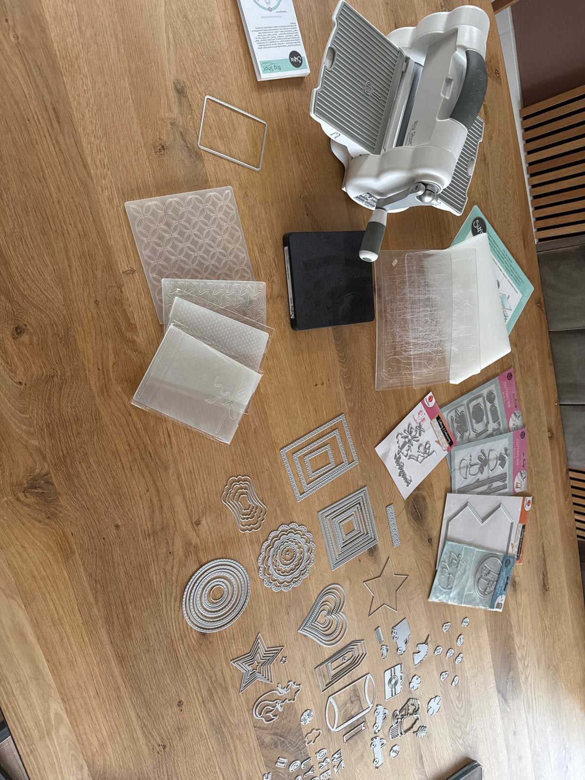 Sizzix Big Shot Foldaway met uitgebreide set snijmallen, Hobby en Vrije tijd, Geschikt voor snijden, Gebruikt, Overige thema's