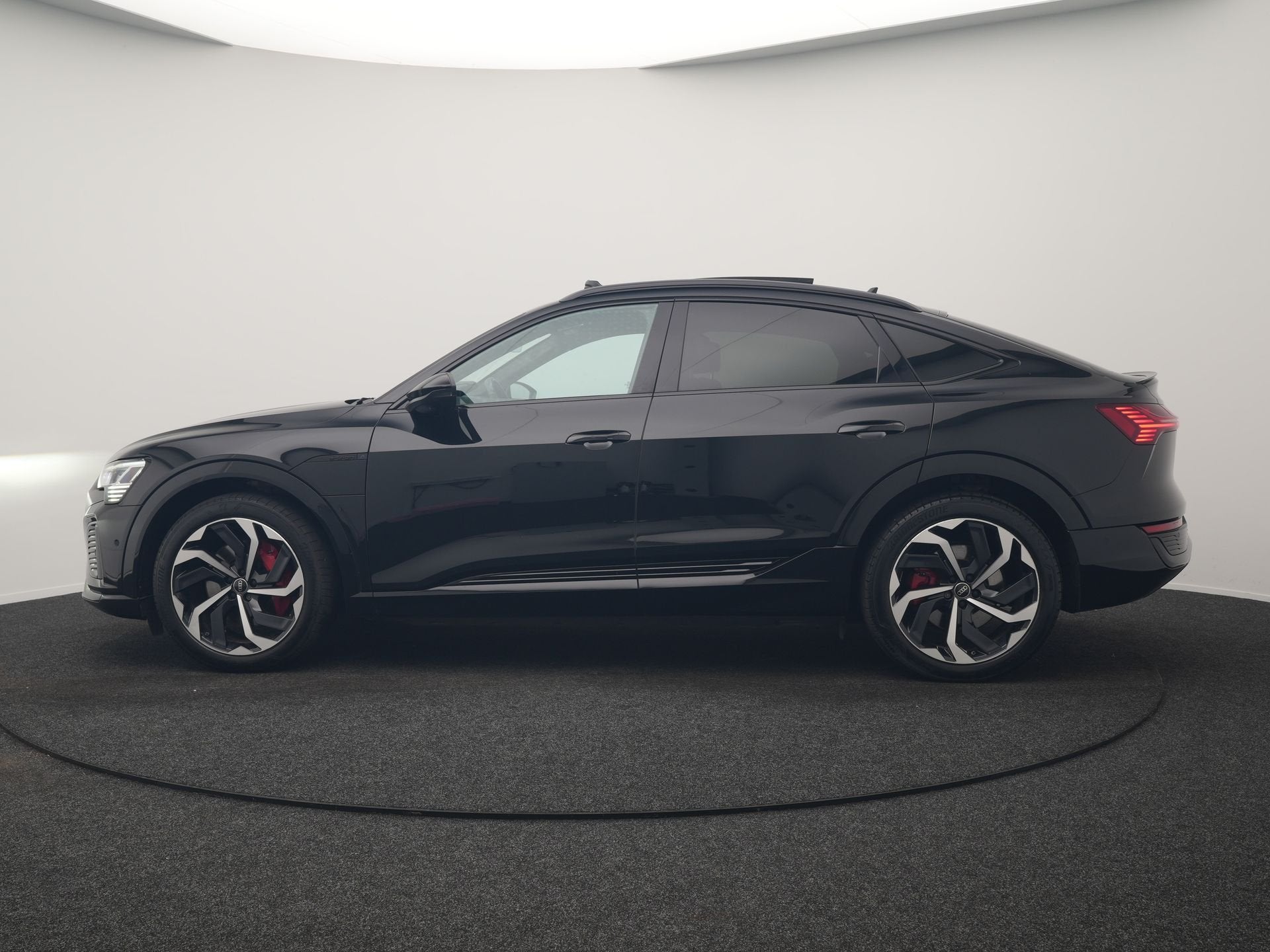 Audi Q8 Sportback e-tron 55 Quattro S edition 114 kWh 408pk, Auto's, Automaat, Dealer onderhouden, Zwart, Vierwielaandrijving