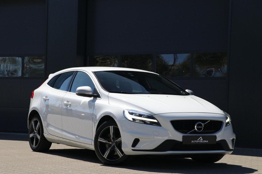Volvo V40 2.0 T4 |R-Design| 190PK Standkachel Trekhaak Navi, Auto's, Gebruikt, Wit, Origineel Nederlands, 1342 kg