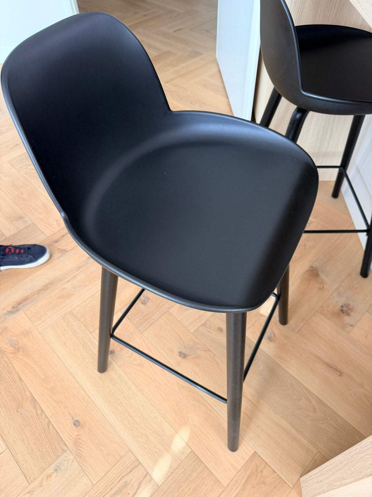 Zuiver Albert Kuip 2 zwarte barkkrukken, Ophalen of Verzenden, Zo goed als nieuw, 60 tot 90 cm
