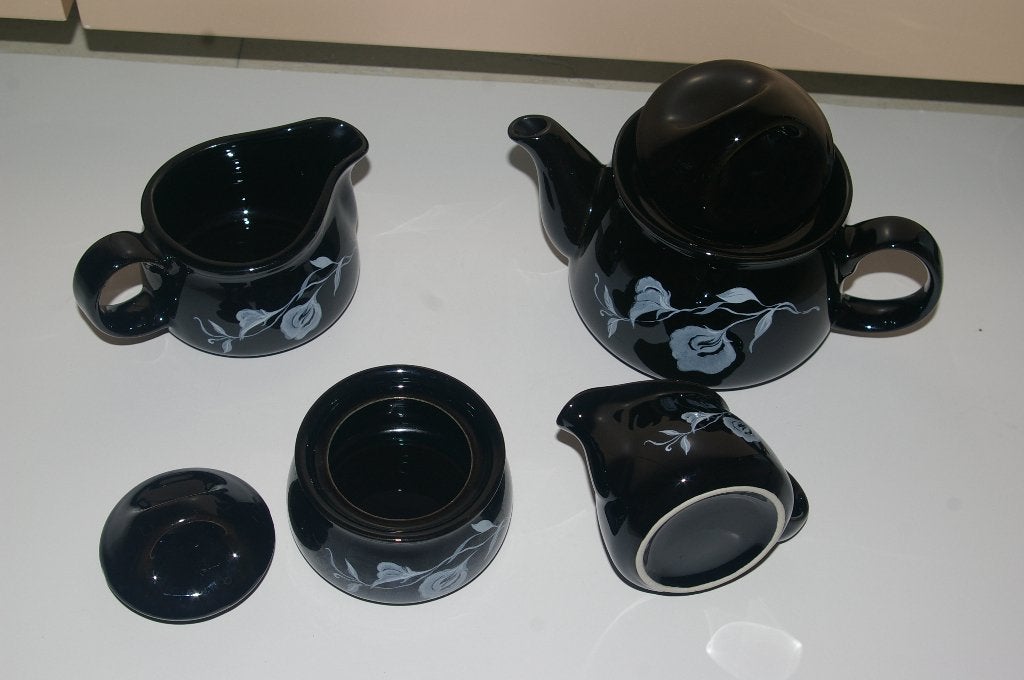 Zwart servies, met bloemmotief, Huis en Inrichting, Keuken | Servies, Overige typen, Nieuw, Ophalen of Verzenden, Overige stijlen
