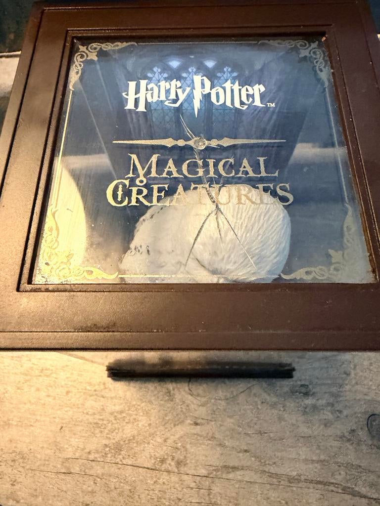 Harry Potter Magical Creatures: Hedwig beeldje in vitrine, Ophalen of Verzenden, Gebruikt, Beeldje of Buste