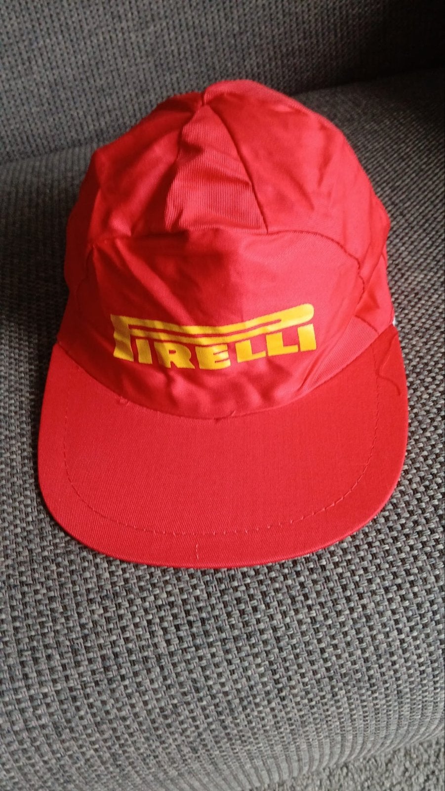 Rode Pirelli pet - Zo goed als nieuw, Ophalen of Verzenden, Zo goed als nieuw, One size fits all, Pet