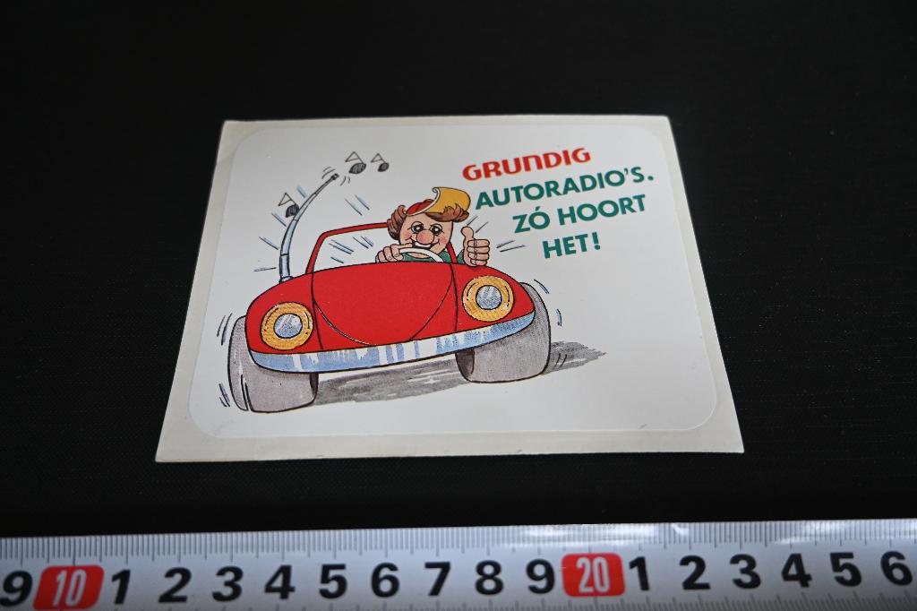 sticker GRUNDIG Autoradio's zó hoort het !   strip, Verzamelen, Ophalen, Zo goed als nieuw