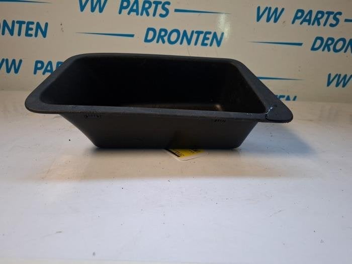 Opbergvak van een Alfa Romeo Stelvio, Gebruikt, -, Verzenden, -